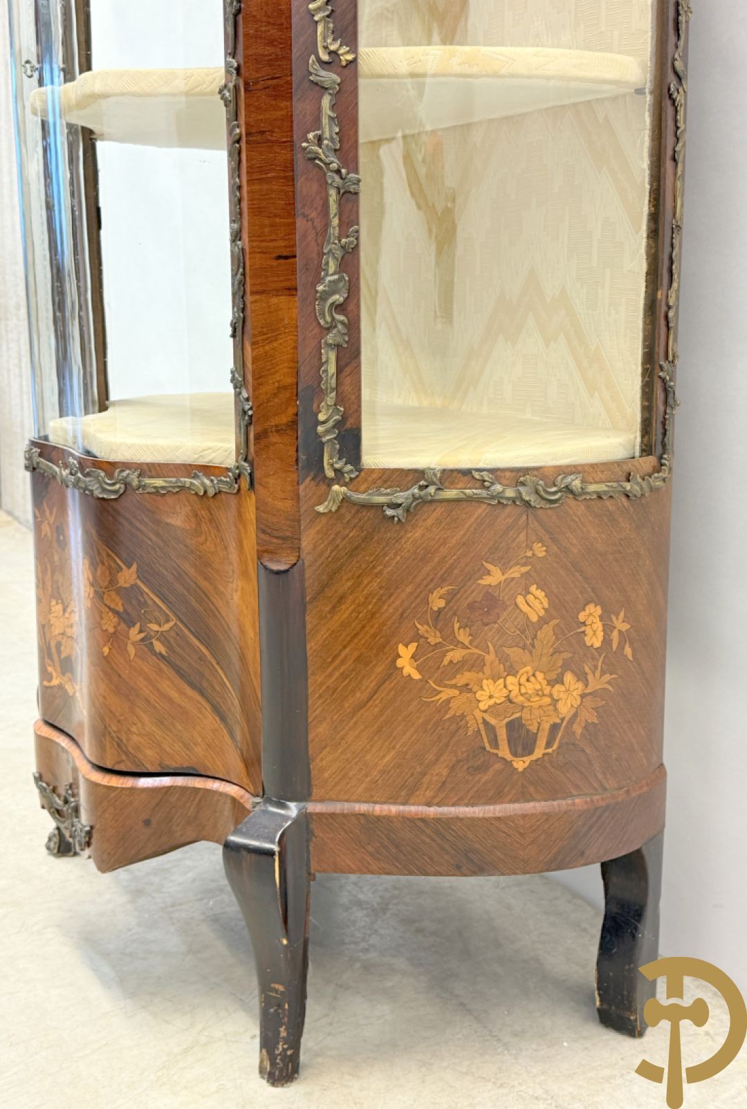 Notelaren Louis XV vitrine met gebogen glas, bezet met bronsbeslag en onderaan met bloemenmarketterie