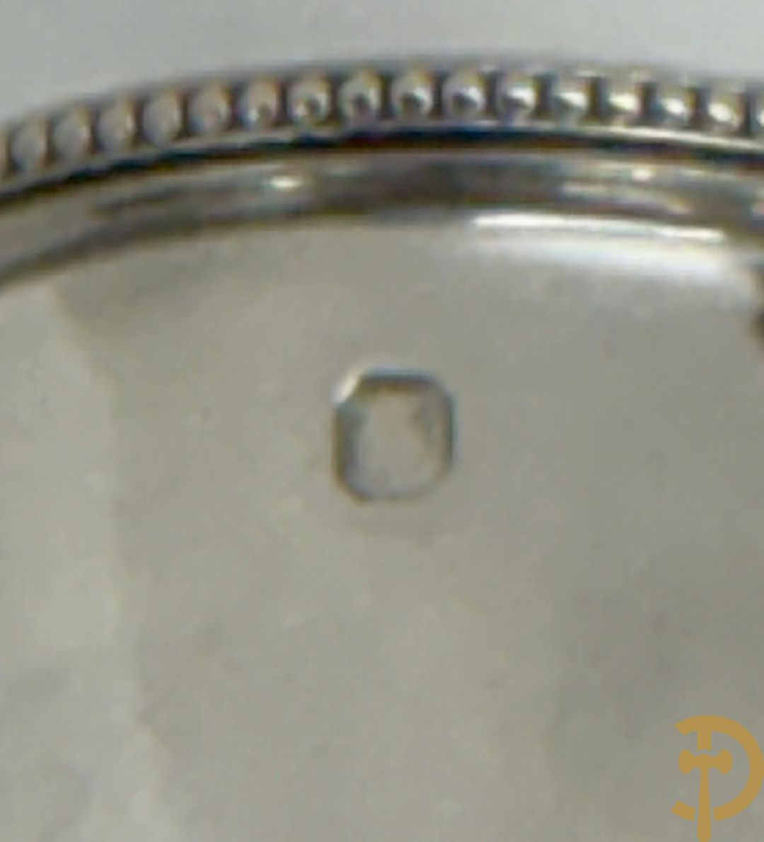 Vier karaffen met geslepen bloemenmotief bezet en  massief zilveren dop, met initialen HV, zilver gemerkt met minerva stempel 1e gehalte, maker J. Gruhier