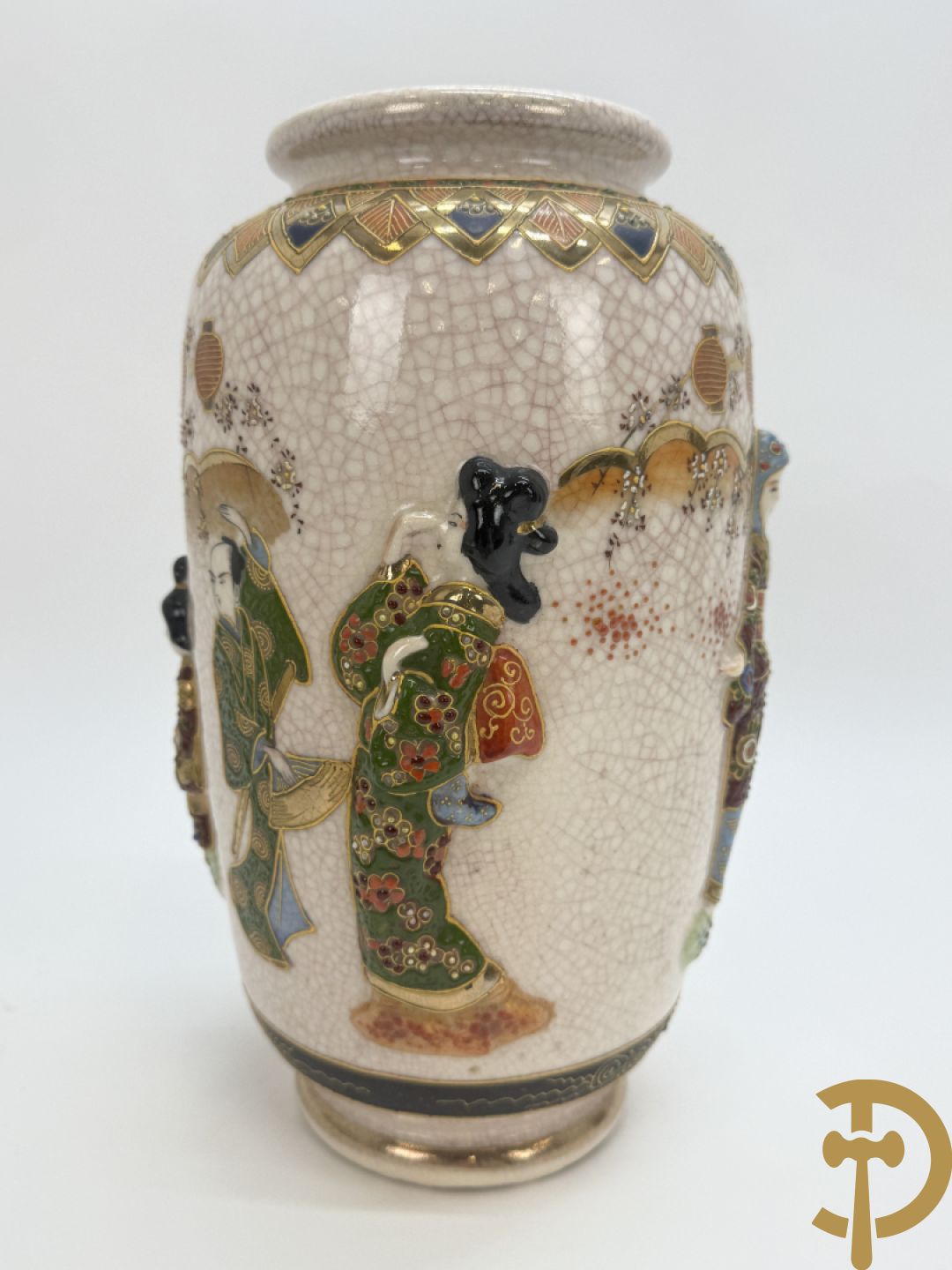 Paar Japanse Satsumat vazen met basrelief decor van gheisha