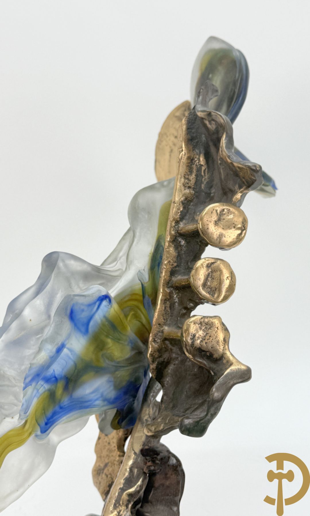LOHE getekend - Surrealistische sculptuur met combinatie van koper en gekleurde pate de verre in de vorm van een trompet