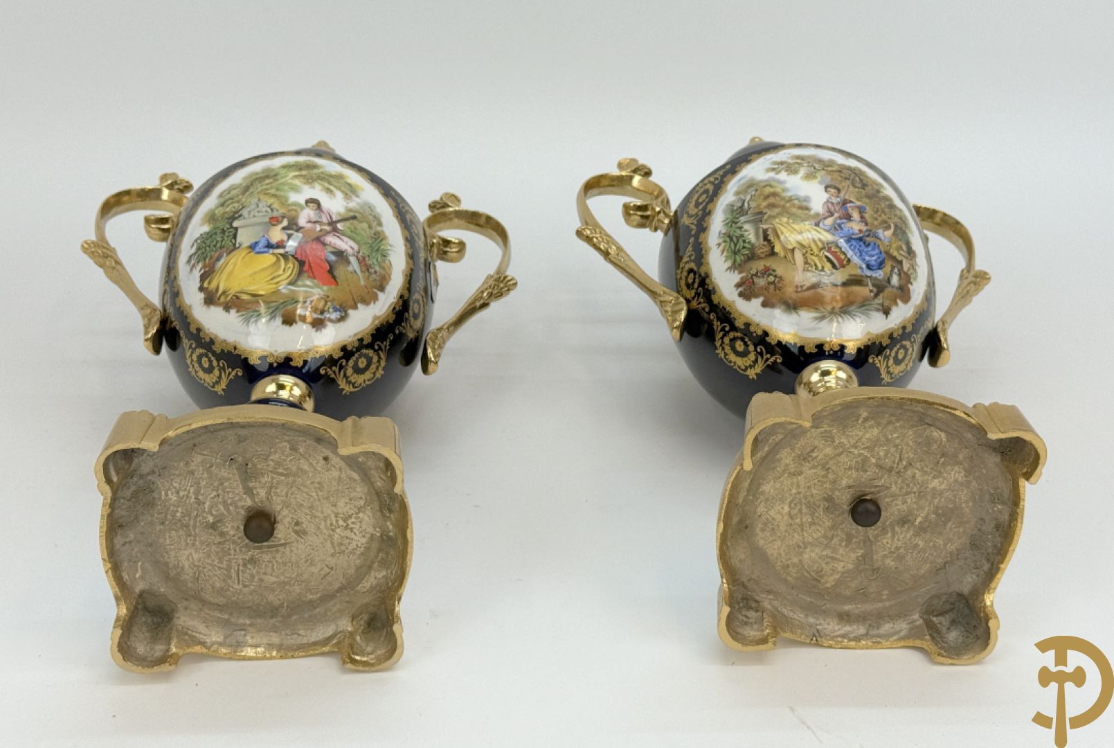 Driestel Sèvres stijl bestaande uit paar dekselpotiches met koperen ornamenten en romantisch decalcomanie decor, Sèvres stijl+ dekselcoupe met Sèvres en romantisch decor