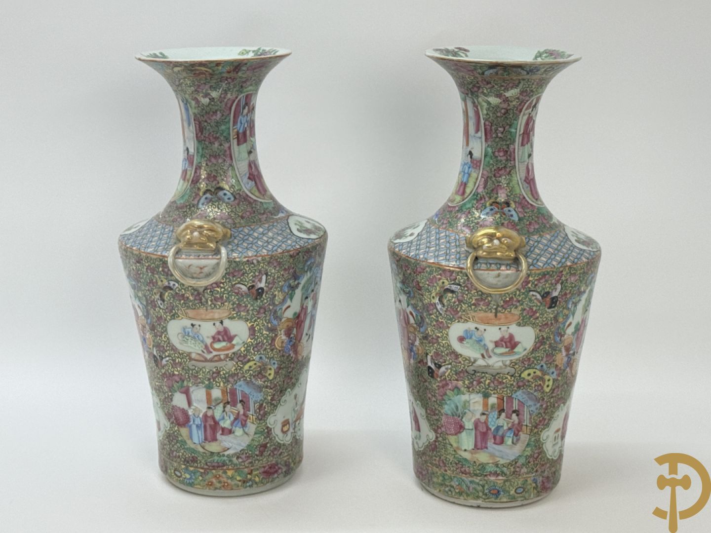 Paar Chinese porseleinen famille rose Kanton vazen met geanimeerd decor en zijdelings met fo honden