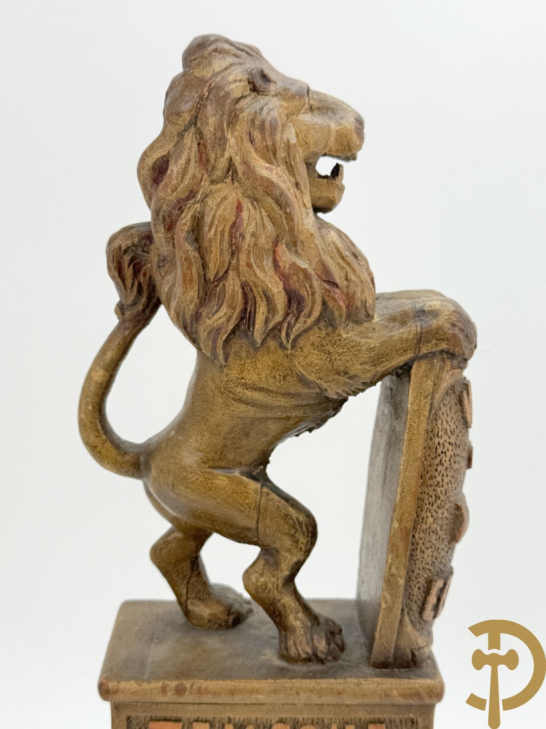 Houtgesculpteerde vlaggentop met Vlaamse leeuw 
