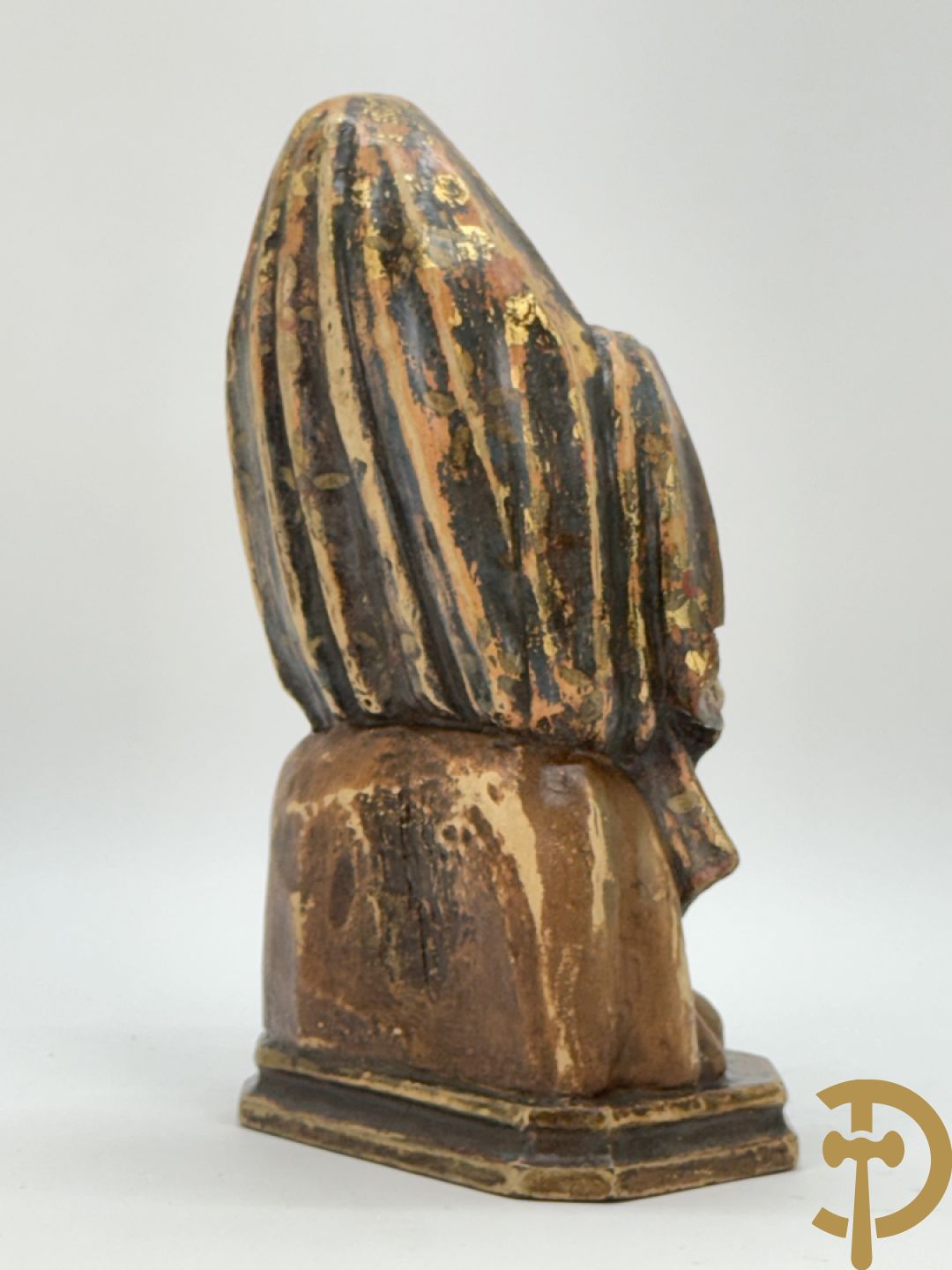 Gepolychromeerde houtsculptuur van zittende dame