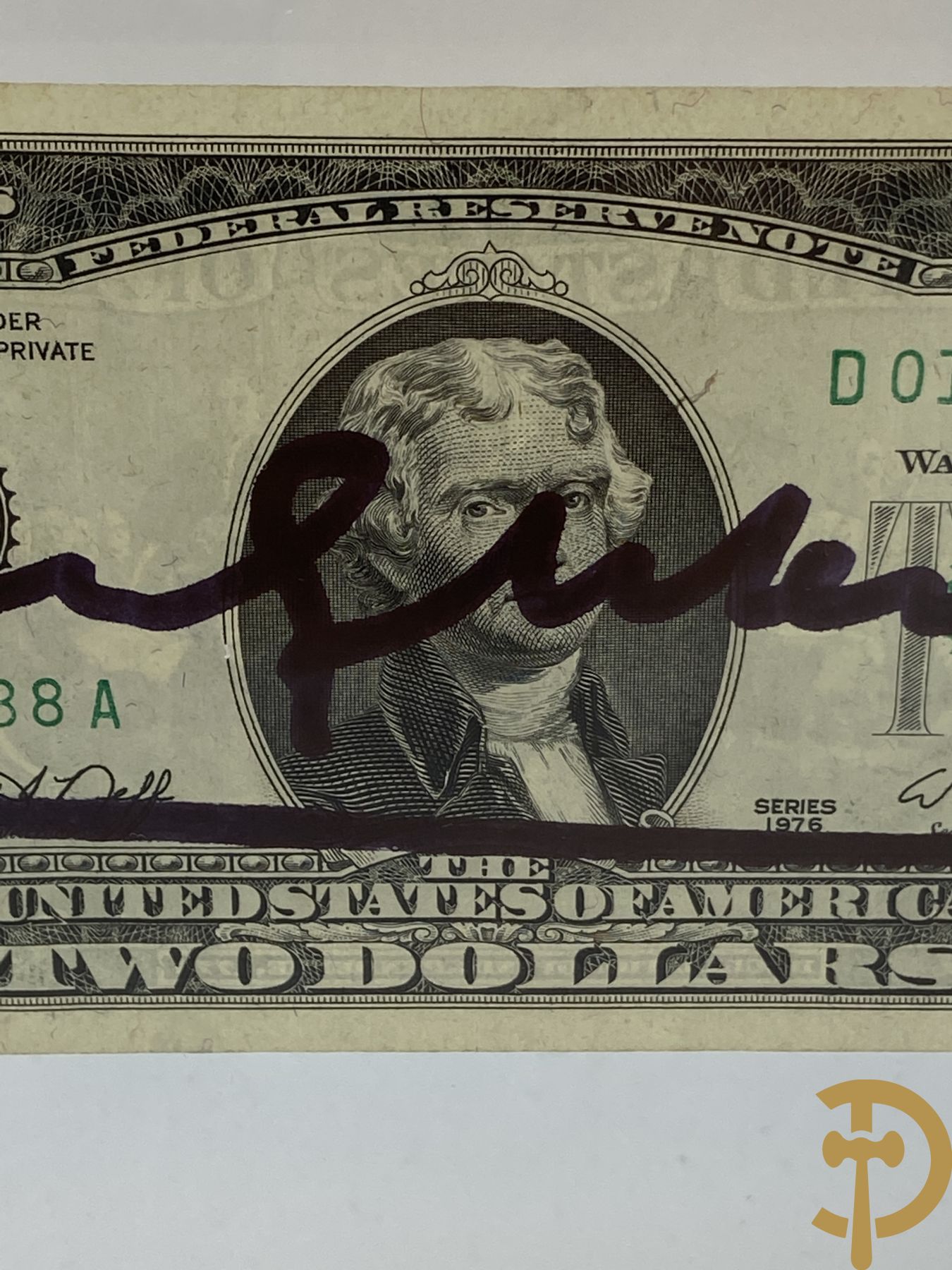 Warhol Andy getekend op Amerikaans 2 dollar biljet 
Serial number: D01721788A
Year: 1976 
Commemorative stamp for the 50th anniversary of commercial aviation (1926-1976)
Stamped by US mail dated April 13, 1976
Factory Warhol stamp on the back