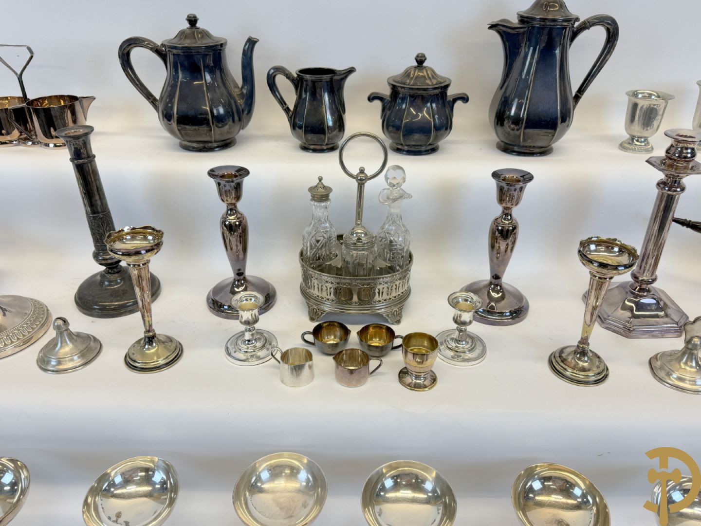 Koffieset Whiskemen (suikerpot met bluts) + Zes verzilverde kandelaars + verzilverde ijscoupes + verzilverde koffiefilters + olie- en azijnstel + verzilverde suikerstrooier e.a.