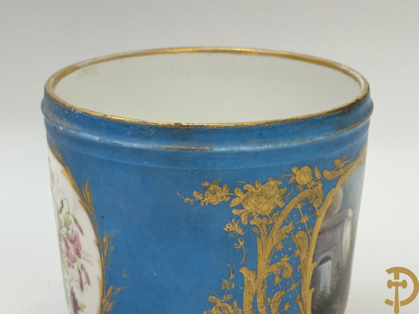 Sèvres cachepot met dubbel decor van handbeschilderde romantische dames en bloemendecor + cachepot in Frans porselein met bloemendecor gevat in bronzen houder + Limoges medici vaas met zwanehalzen