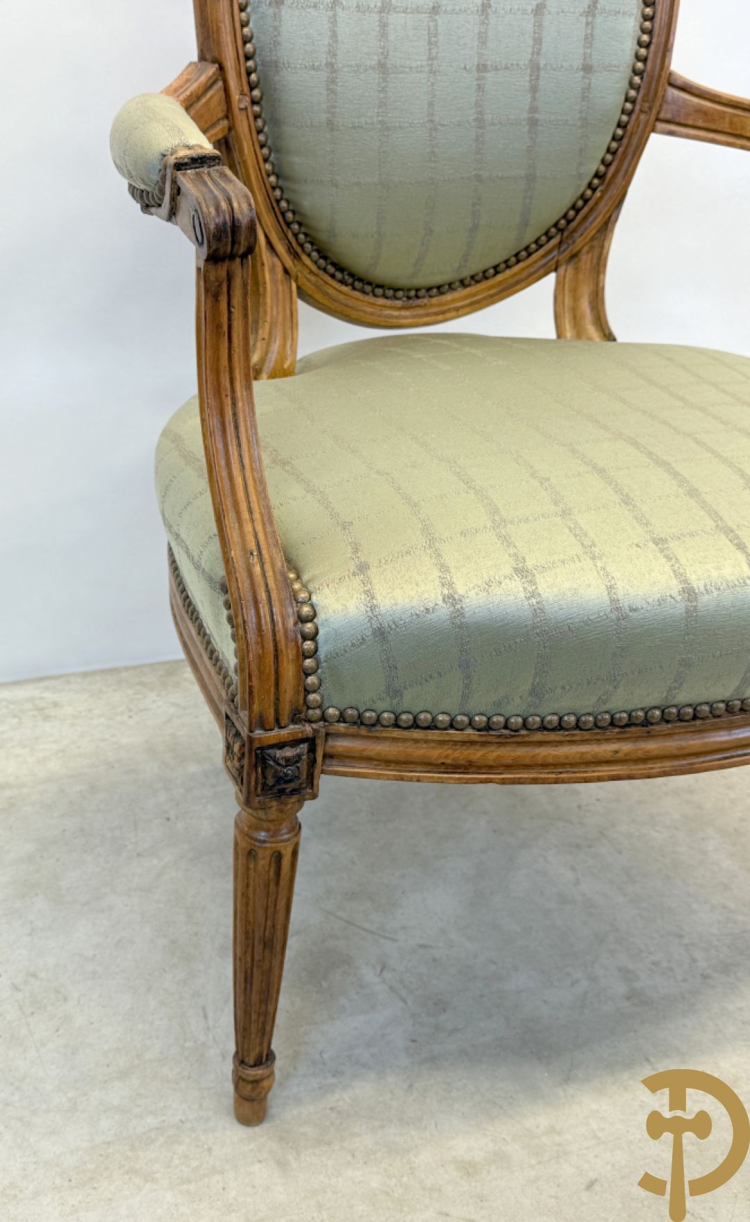 Paar Louis XVI stijl armzetels met ovale medaillon - op gecanneleerde poten