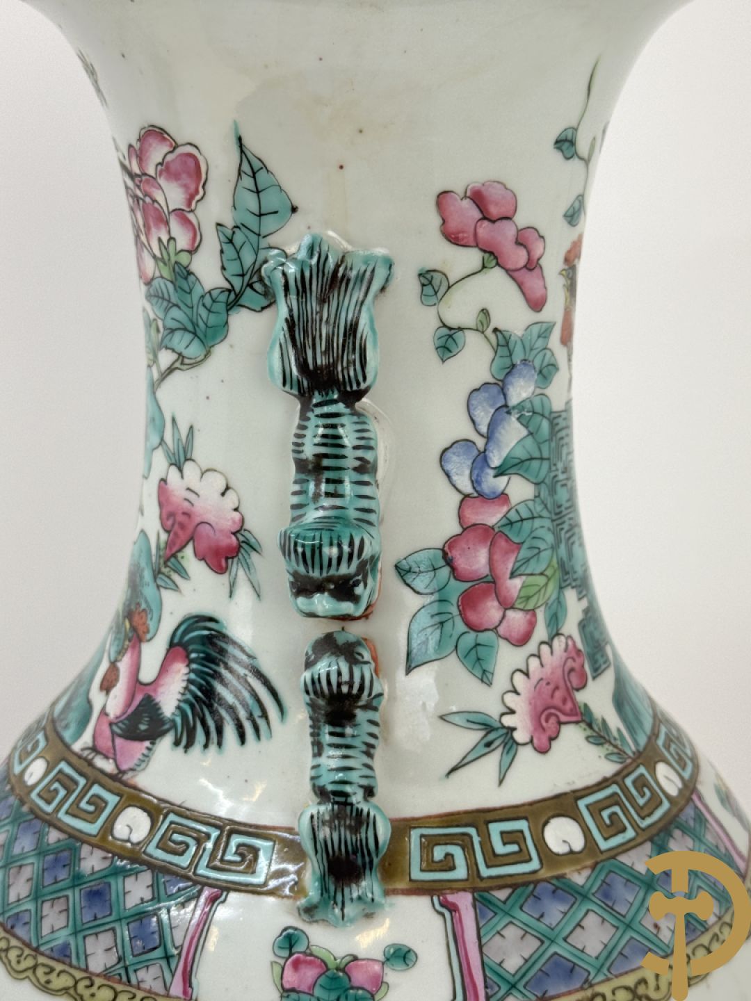 Chinese porseleinen vaas met decor van hanen en bloemen