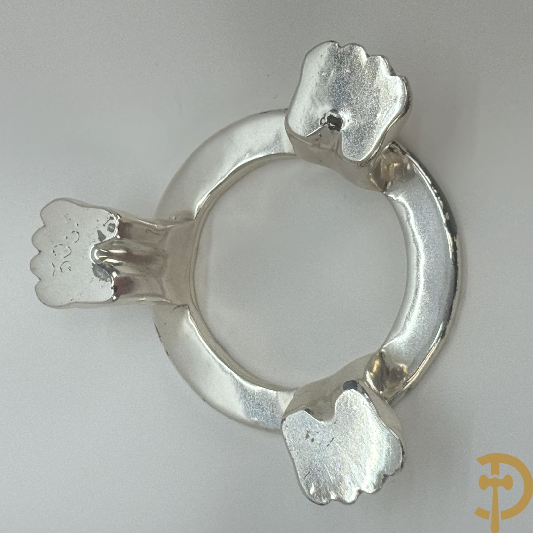 Grieks orthodox ei met 4 religieuse scènes met zilver bekleed.