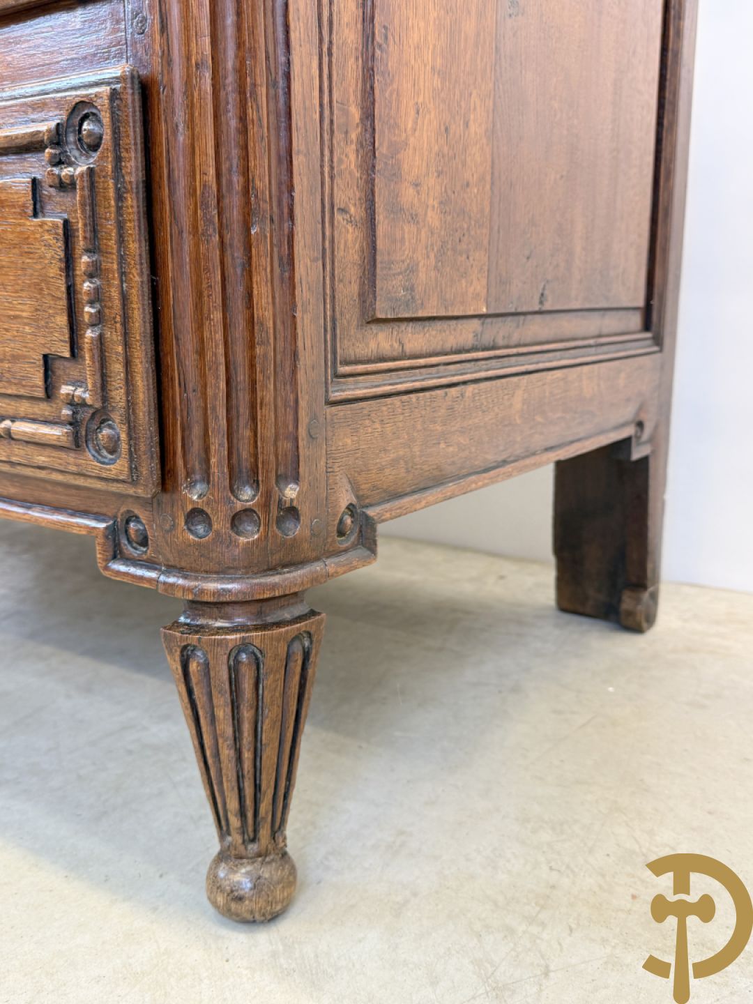 Massief eiken drieladencommode met afgeronde gecanneleerde stijlen, 19e