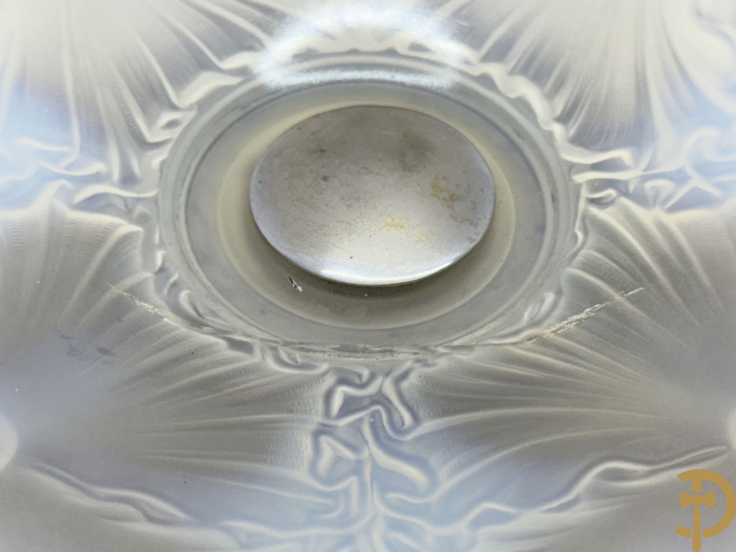 Art Deco schaal van pate de verre met bloemenmotief gevat in chromé houder + Art Deco coupe in pate de verre met bloemenmotieven gevat in chromé houder