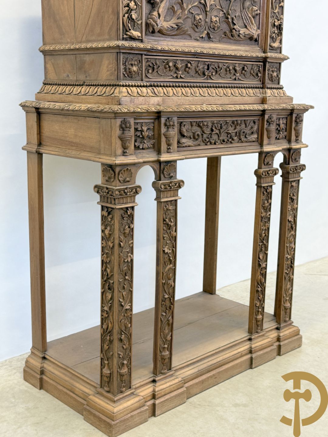 Italiaanse handgesculpteerde Neo Renaissance credance, bovenaan met klep en onderaan met lade - sculptuur van dieren en accanthusranken, gemerkt Venetia