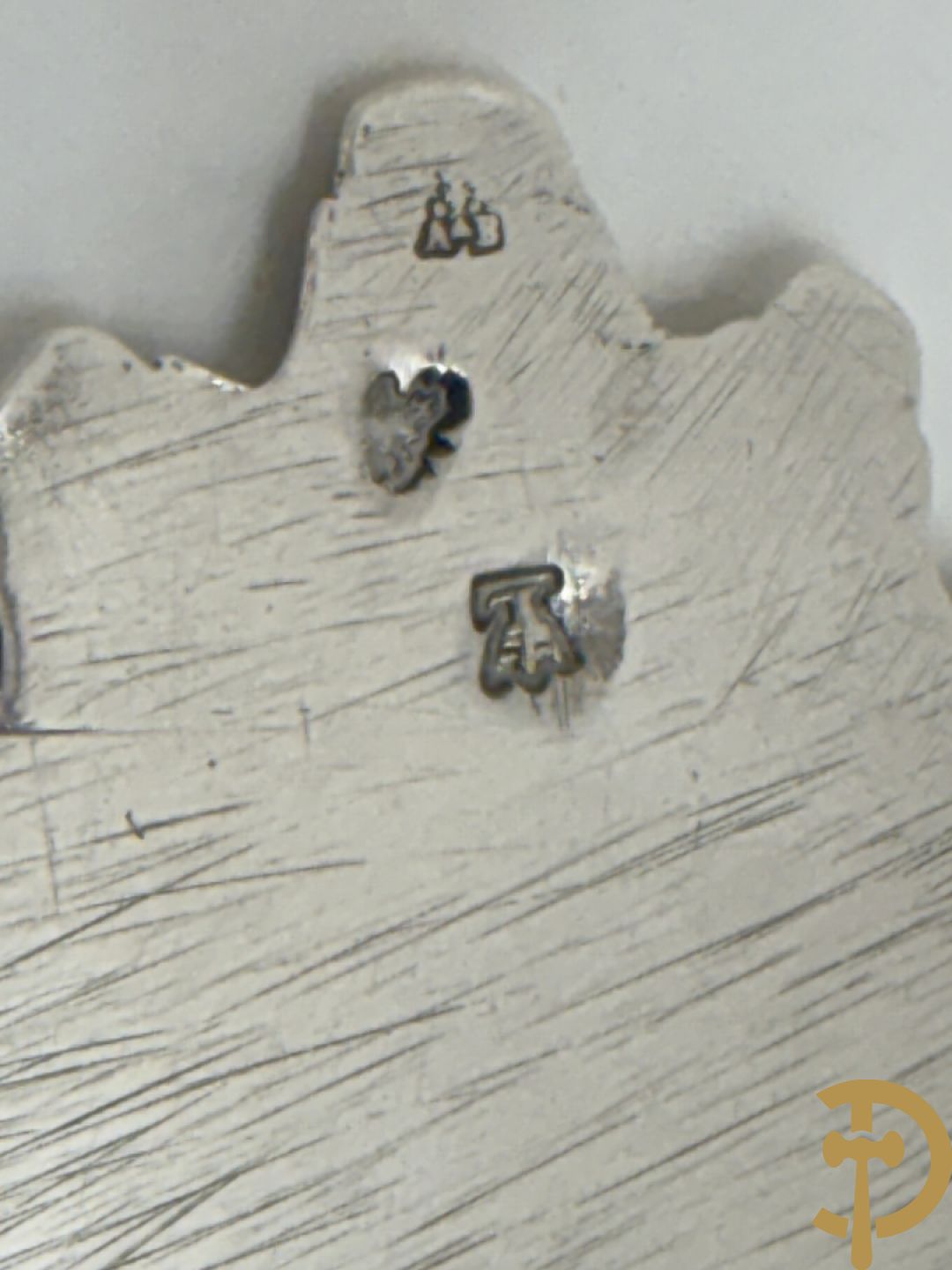 Massief zilveren schaal met handvaten in schelpvorm , Parijs 1752-1753, zilversmid Antoine Bailly, het meesterteken is aangebracht op beide handvaten en middenstuk, met décharge stempel paardenhoofd