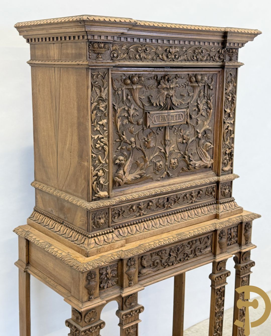 Italiaanse handgesculpteerde Neo Renaissance credance, bovenaan met klep en onderaan met lade - sculptuur van dieren en accanthusranken, gemerkt Venetia