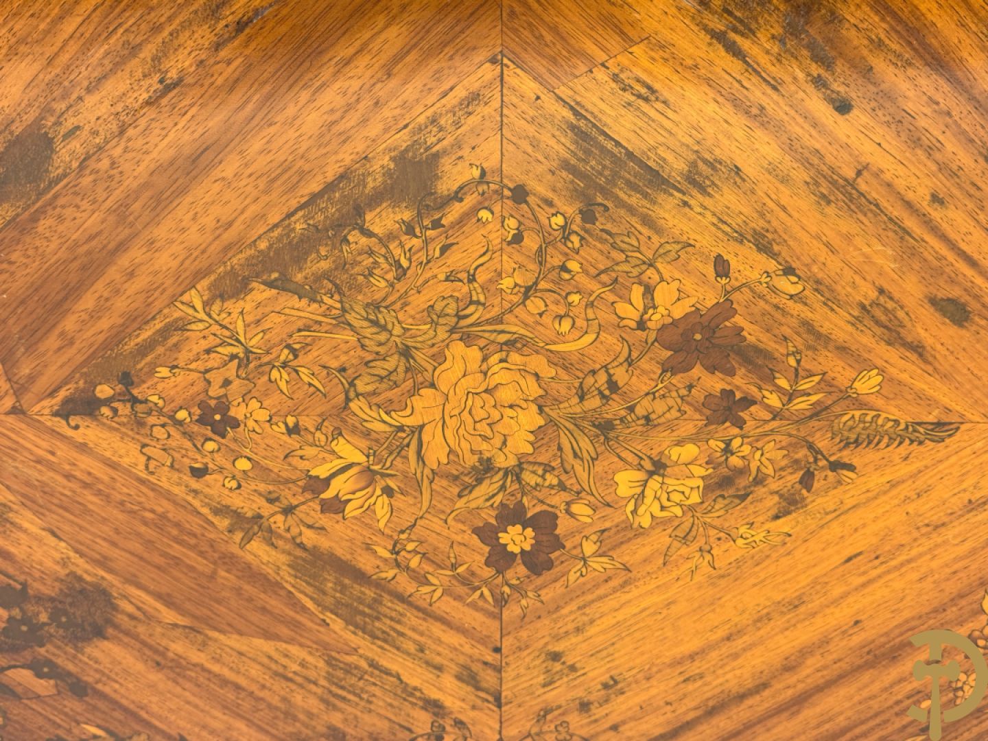 Franse notelaren bijzettafel met lade, openklapbare zijkanten bezet met marketterie van bloemenpatronen en bronsbeslag