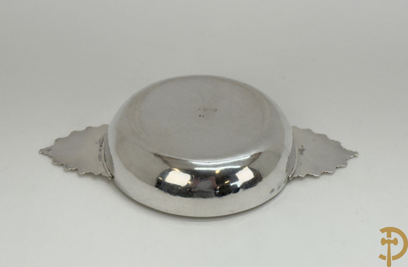 Massief zilveren schaal, Frans 18e, met handvaten in schelpvorm, Rennes 1728-1732, zilversmid Jean-Baptiste Buchet, meesterteken en poinçon de charge aangebracht op de rand
