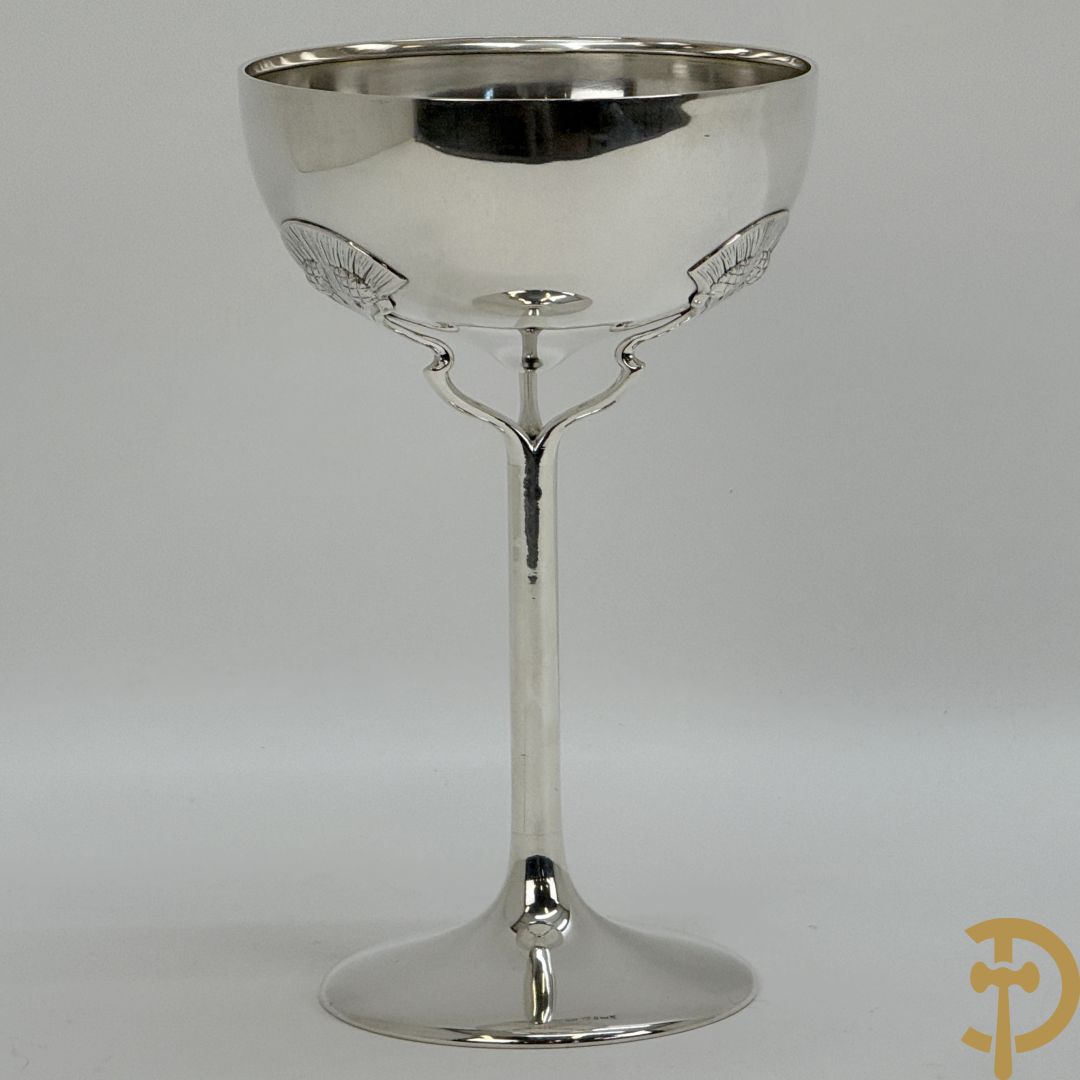 Massief zilveren coupe op voet gehouden door 3 bloemstengels, Art Nouveau Jugendstil, getekend 1912 Stockholm, gehalte 925, gestempeld GAB