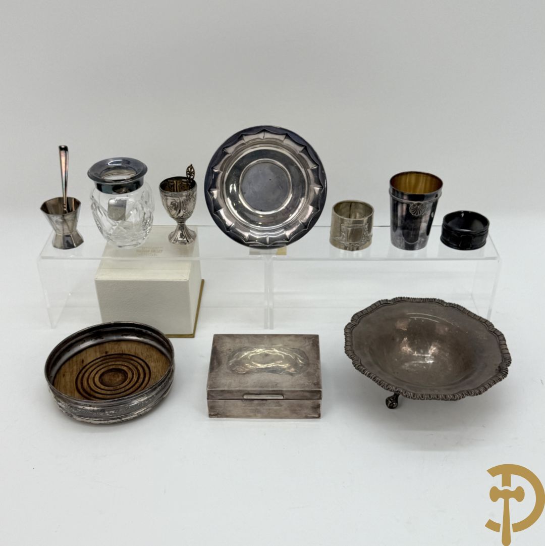 Massief zilveren schaaltjes op 3 pootjes + klein schaaltje Wolfers + flessenhouder  Engels massief zilver + 2 massief zilveren servetringen + zilveren eierdopje + massief zilveren geboortebeker + sigarettenetui gevat in massief zilveren omhulsel + vaasje met zilveren rand