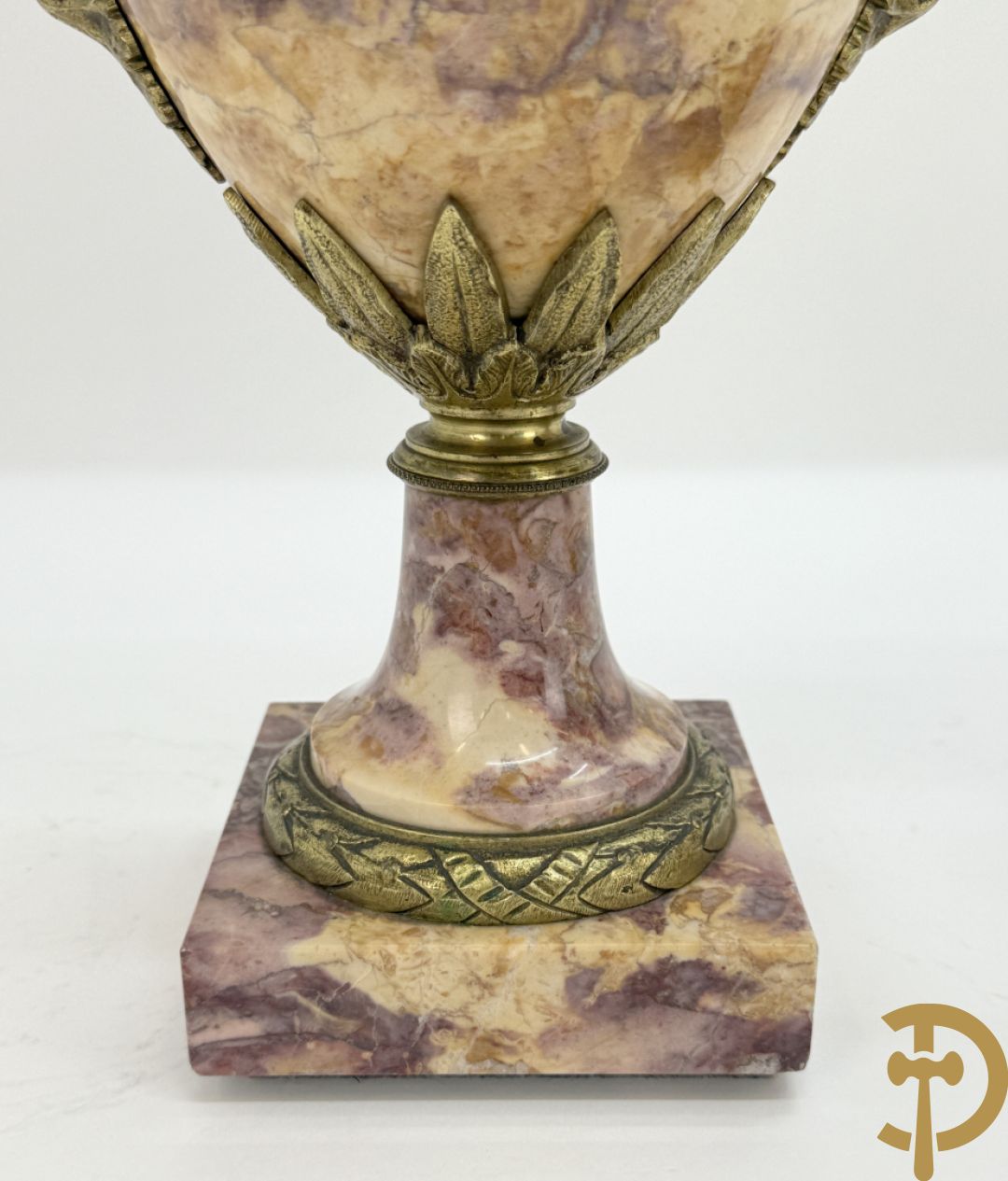 Paar marmeren cassolettes bezet met bronzen bloemenguirlandes