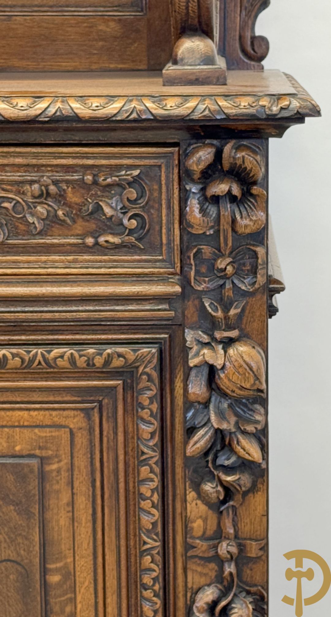 Massief eiken Neo Renaissance vaiselier met sculptuur van fruit en accanthusranken, 19e