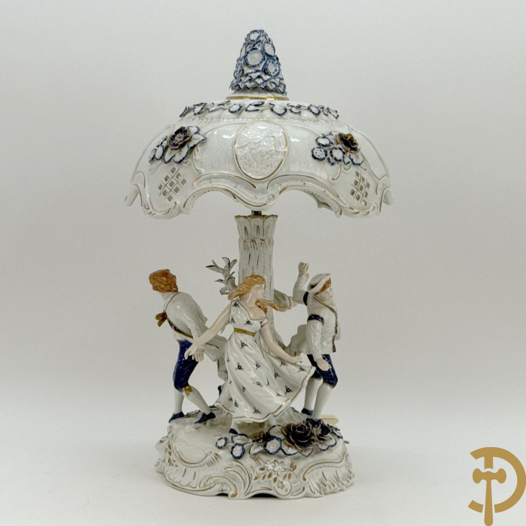 Porseleinen lampadaire met 4 dansende figuren, bovenaan met bloemenknop bezet