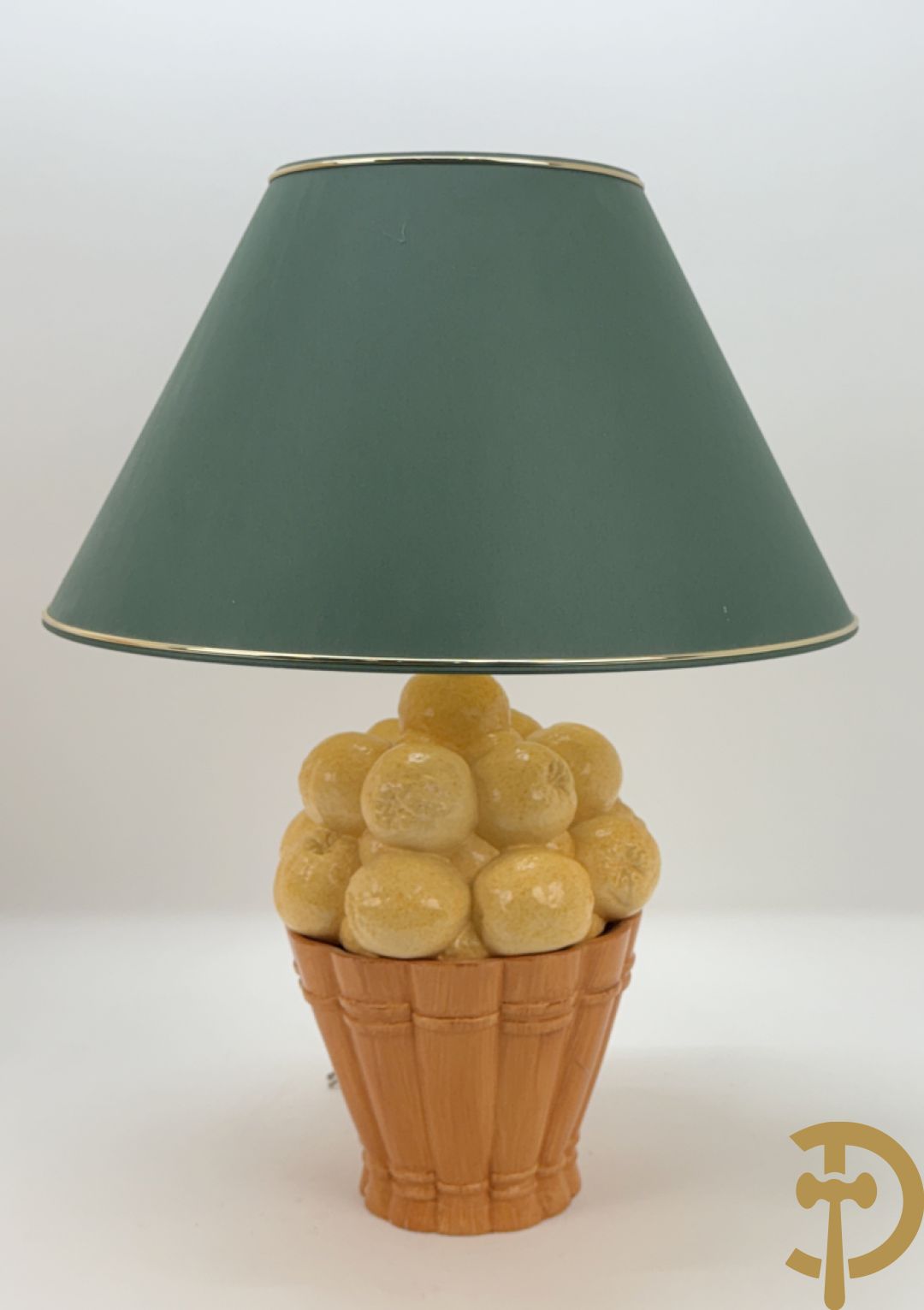 Paar keramieken lampadaires met gekleurd fruit in mand