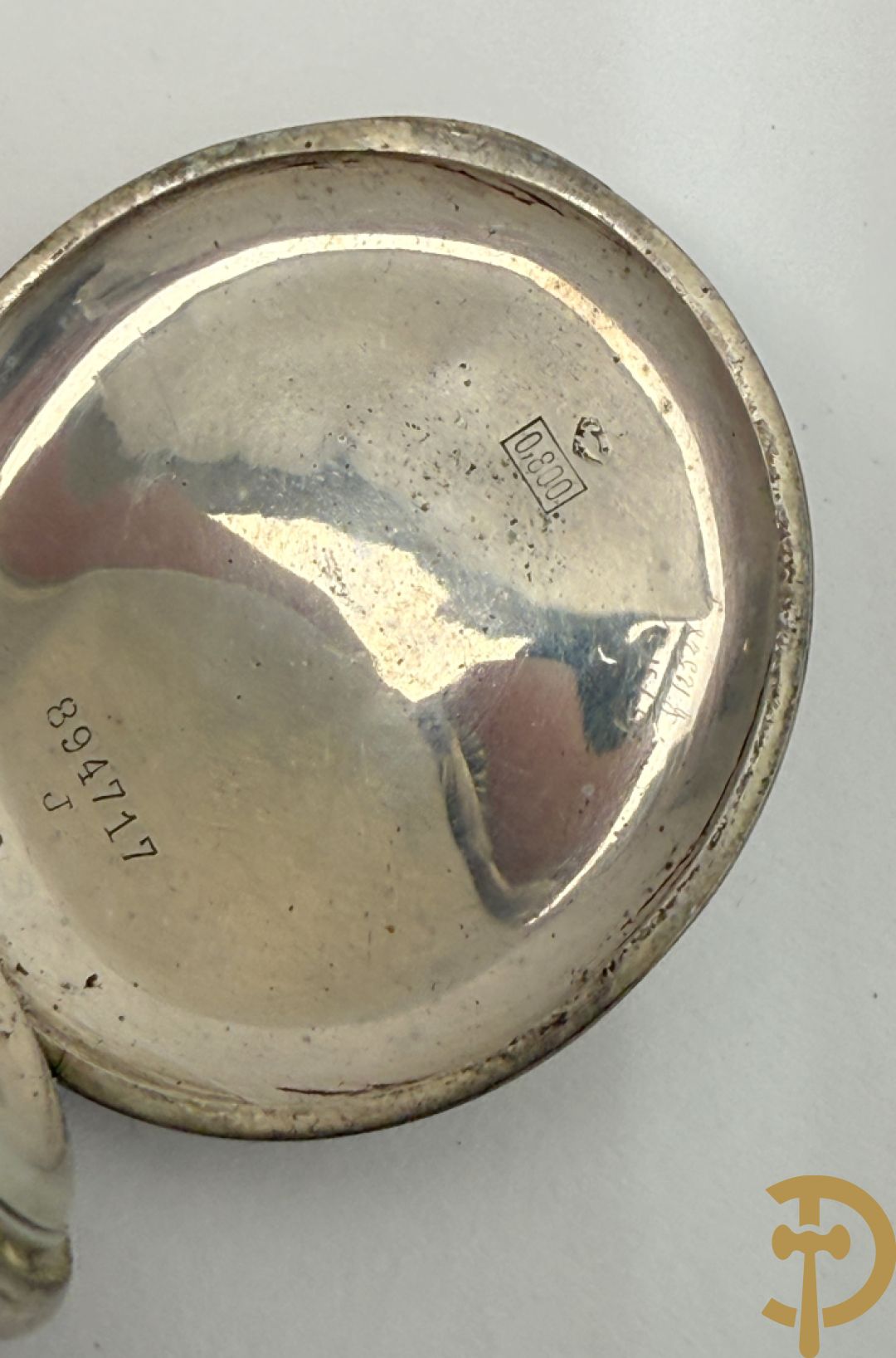 Vier 19e zakhorloges met Romeinse cijfers w.o. zilver + 2 zakhorlogekettingen