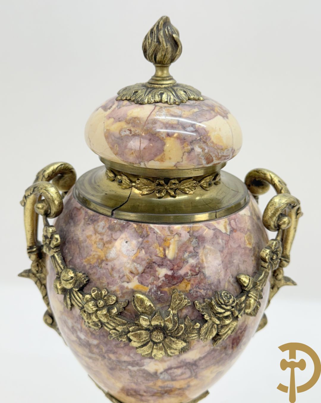 Paar marmeren cassolettes bezet met bronzen bloemenguirlandes