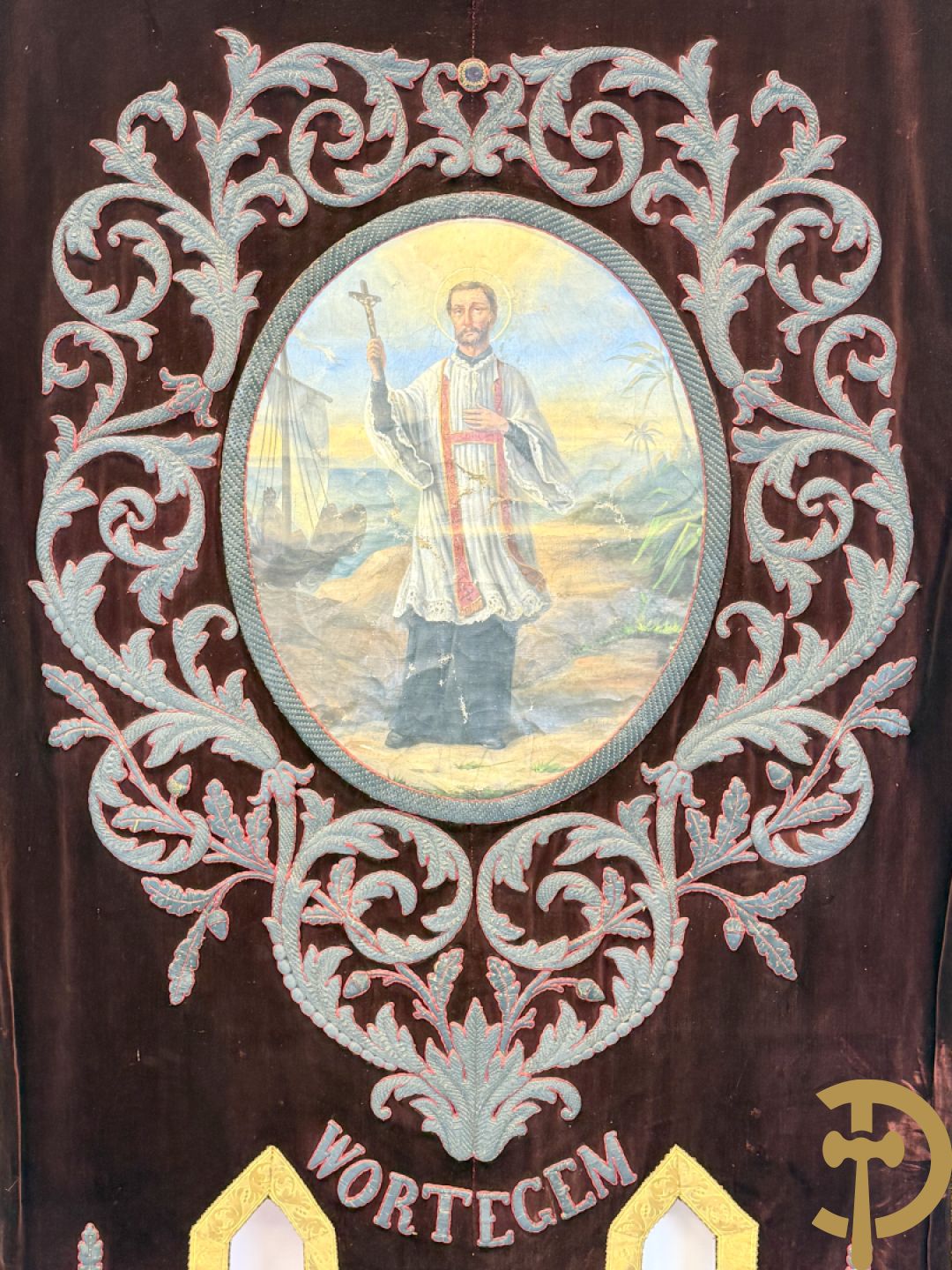 Processiebannier met bordeaux vaandel bezet met goudbrocaat van accanthusranken, Wortegem 1878, centraal handbeschilderd medaillon met voorstelling van Franciscus Xaverius - gehouden door verguld houtgesculpteerd ornament