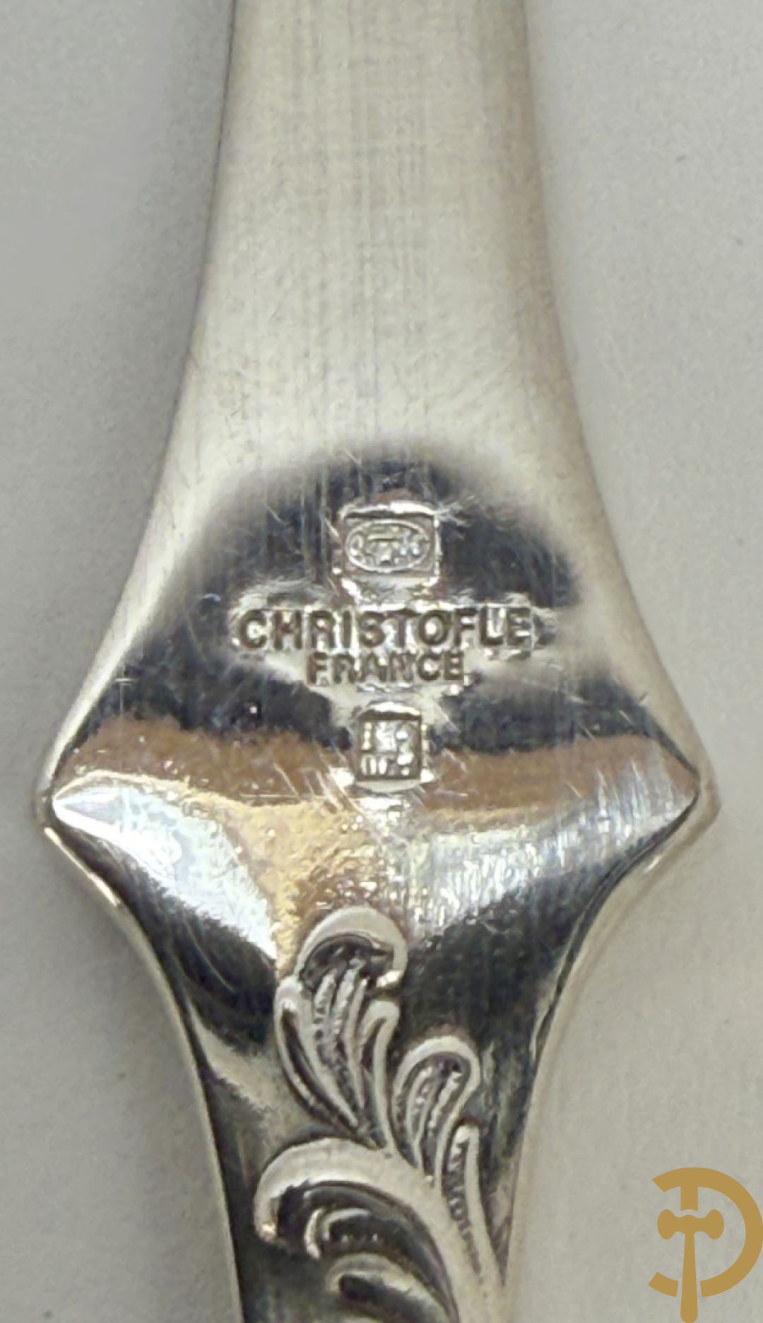 Verzilverd Louis XV bestek Christofle bestaande uit 12 kreeftvorken, 12 vismessen, 12 ijslepels, 3 vorken, 3 lepels, 3 dessertlepels en 3 koffielepels + 8 verzilverde Louis Philippe lepels, 6 verzilverde Louis Philippe vorken + 2 verzilverde vorken + verzilverd mes