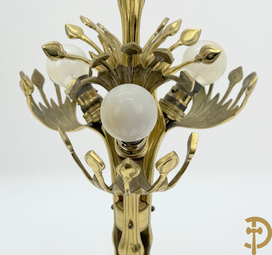 Paar koperen vierarmige lampen met gestyleerde bloemen-en plantenmotieven, Jugendstil