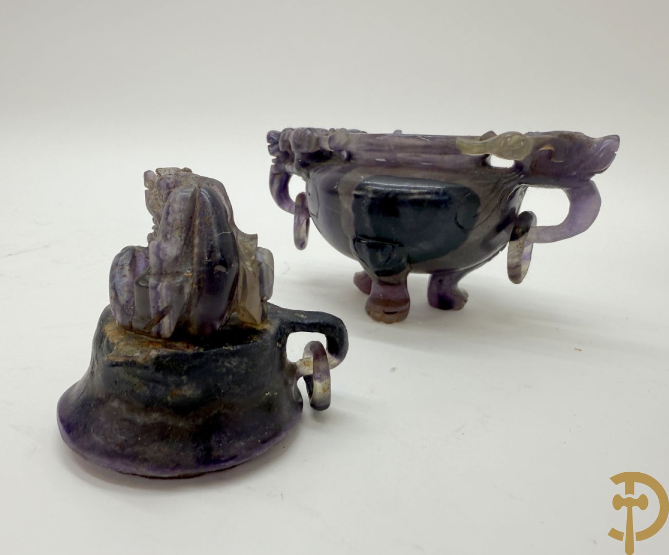 Drie Chinese handgesculpteerde urnes in gesteente met drakendecor (jade, amethist en fluoriet)