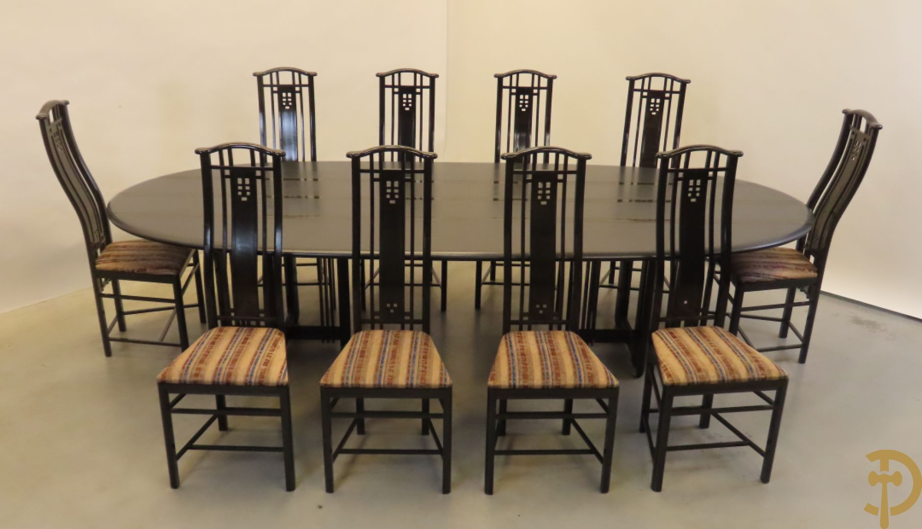 Grote ovale tafel van de Italiaanse ontwerper Umberto Asnago voor Giorgetti + 10 bijhorende hoogleunige stoelen