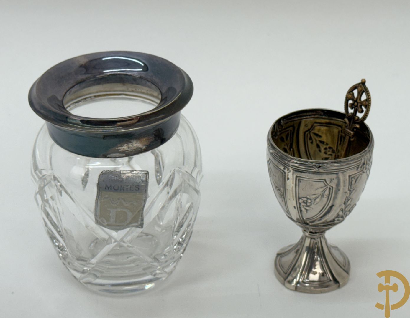 Massief zilveren schaaltjes op 3 pootjes + klein schaaltje Wolfers + flessenhouder  Engels massief zilver + 2 massief zilveren servetringen + zilveren eierdopje + massief zilveren geboortebeker + sigarettenetui gevat in massief zilveren omhulsel + vaasje met zilveren rand