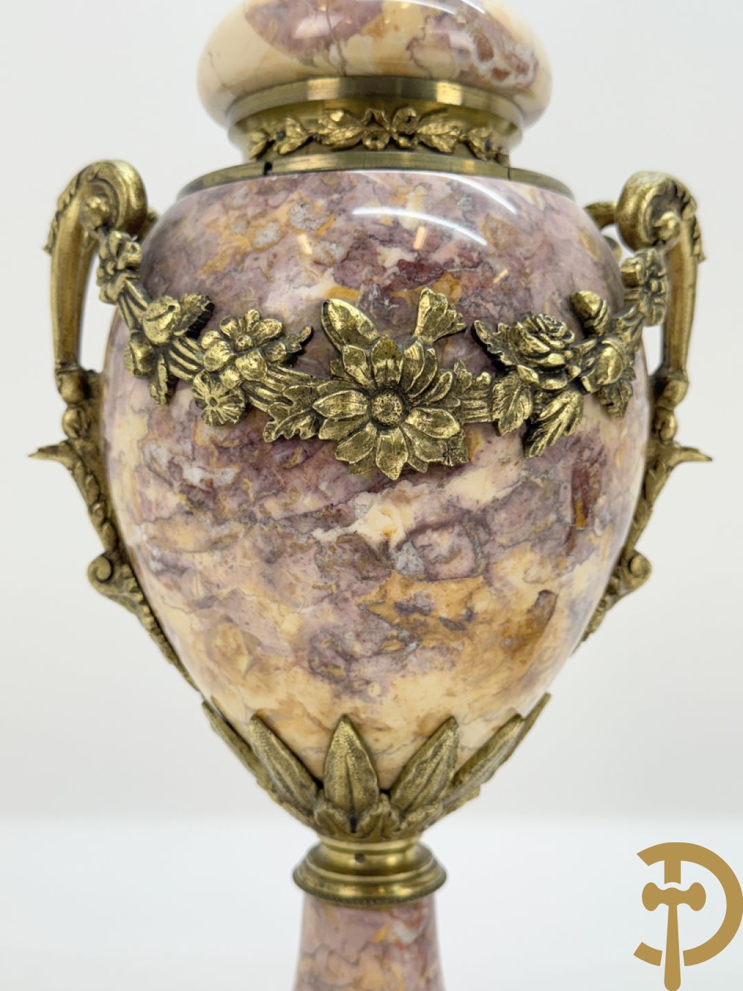 Paar marmeren cassolettes bezet met bronzen bloemenguirlandes
