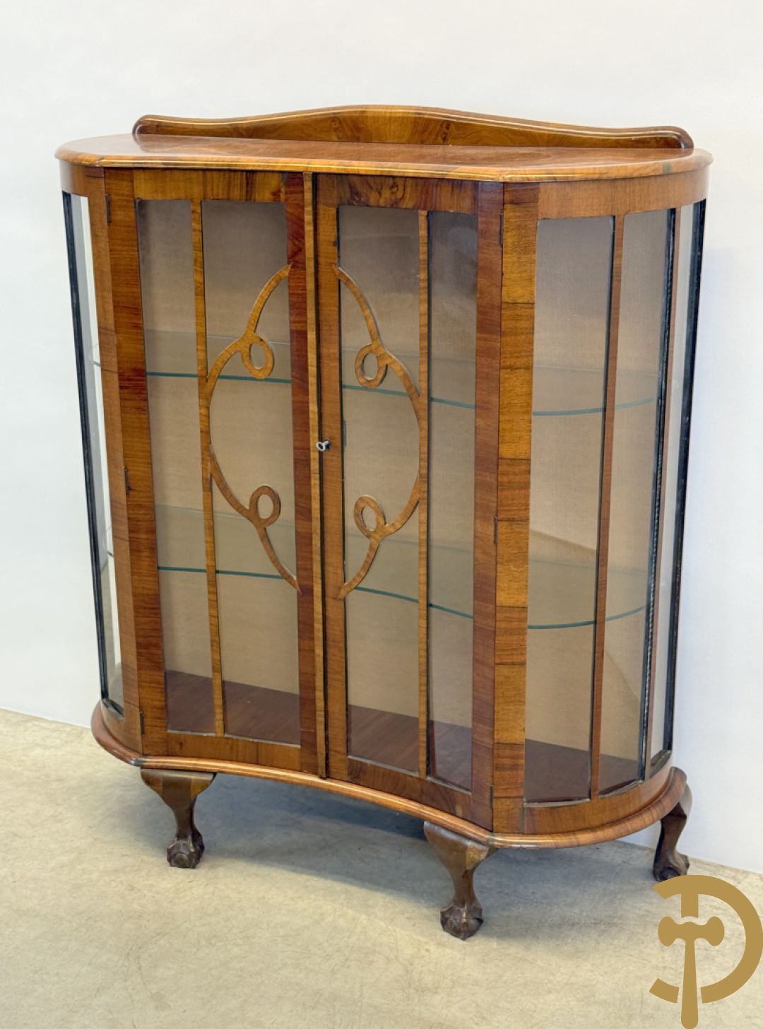 Engelse wortelnotehouten Art Deco vitrine op klauwepoten