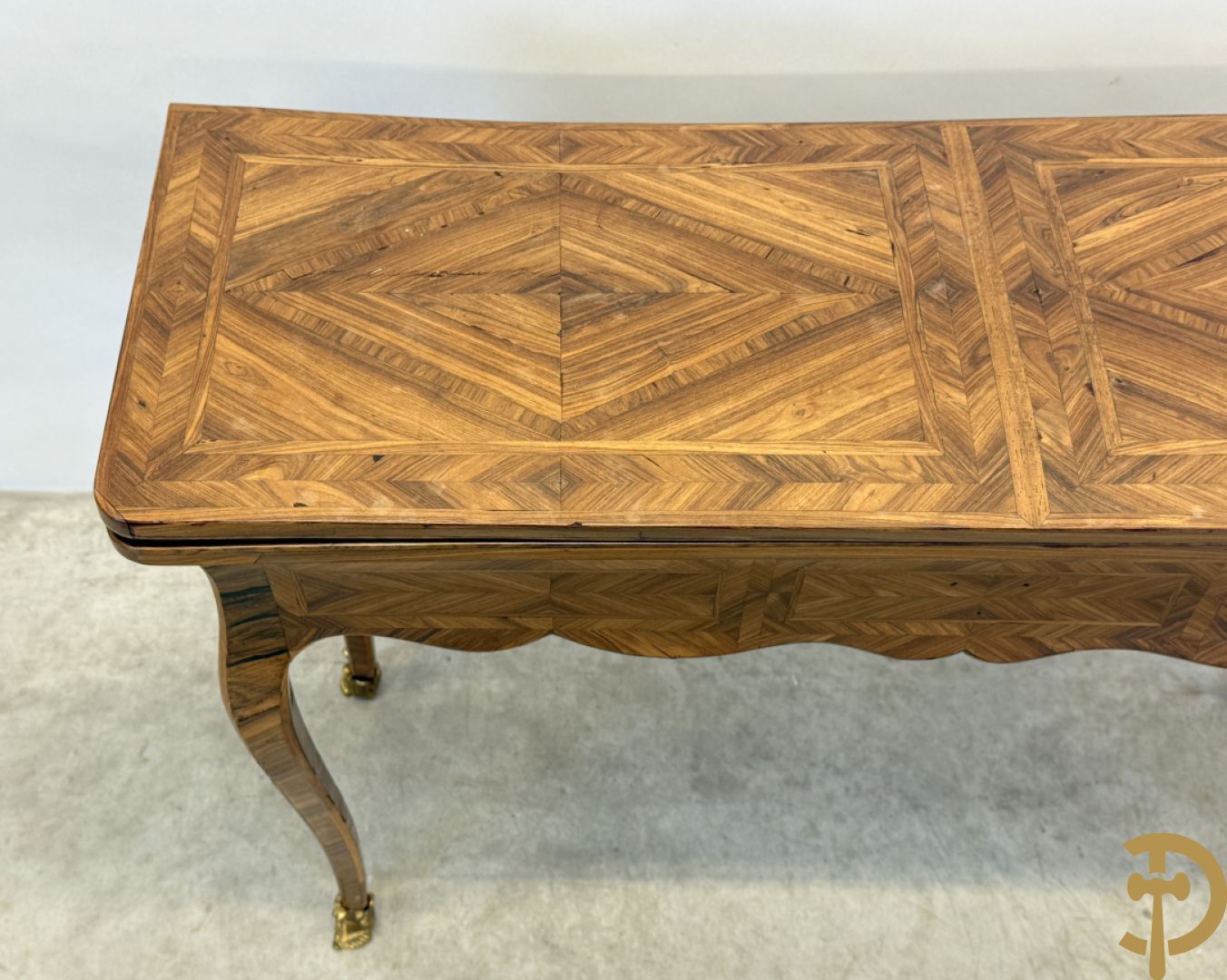 Gemarketteerd openklapbaar/kantelbare speeltafel op bronzen sabots