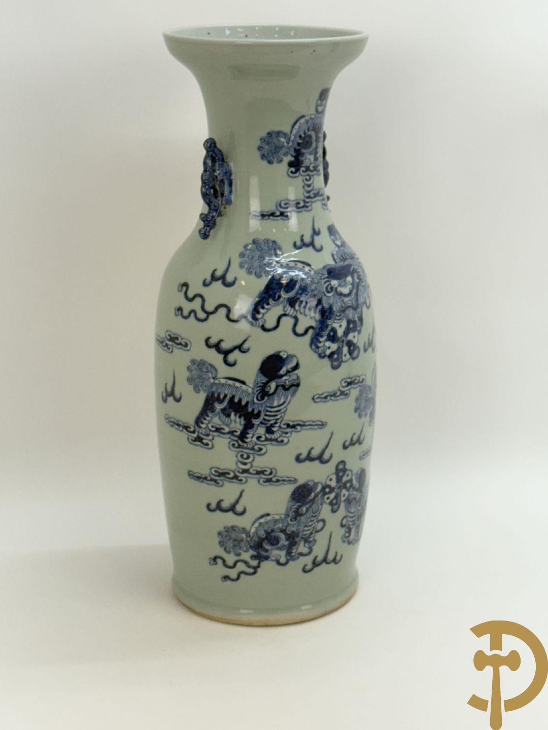 Chinese porseleinen celadon vaas met blauw/wit decor van fo honden
