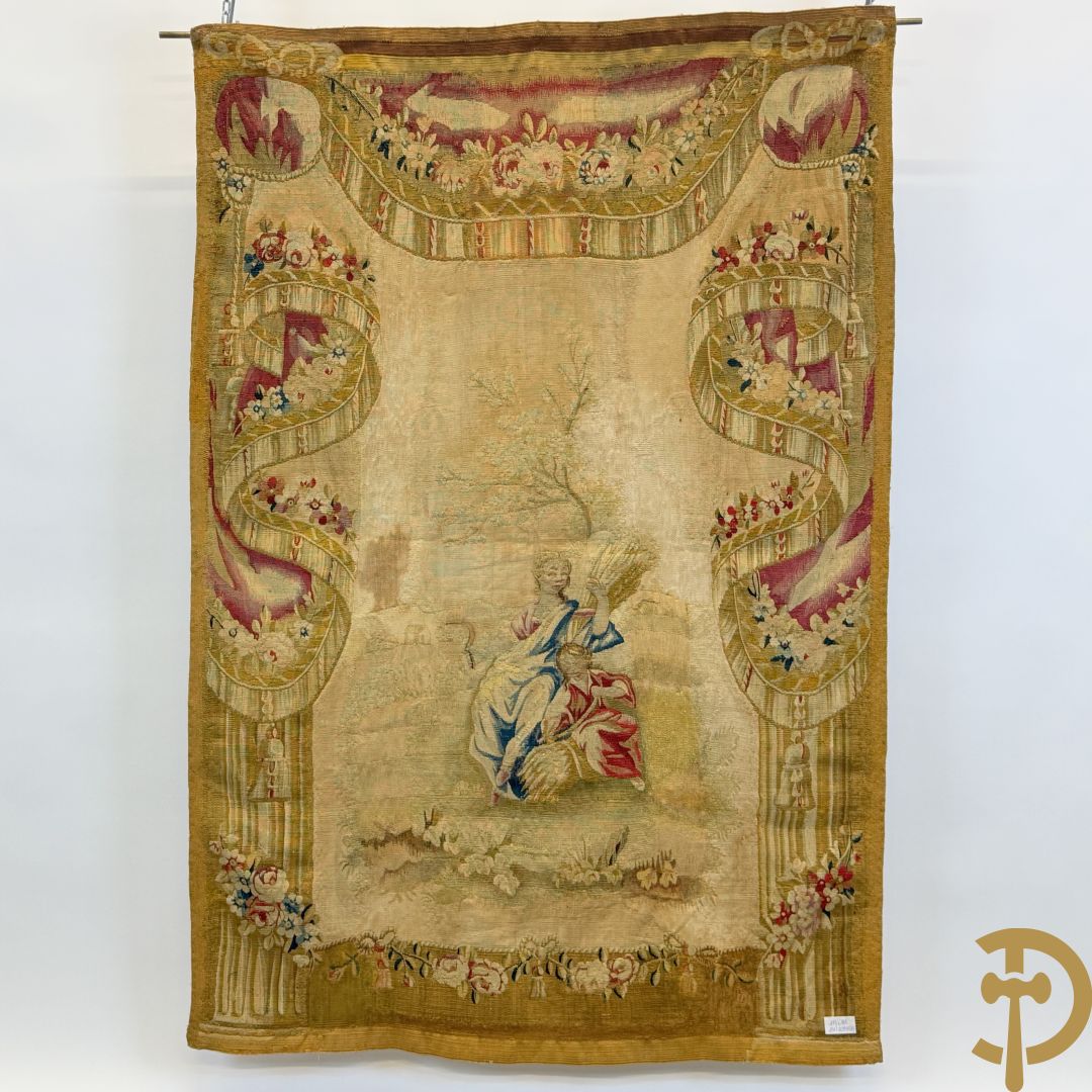 Handgeweven wandtapijt met centraal decor van dames in landschap met de oogst omgeven door bloemenguirlandes
