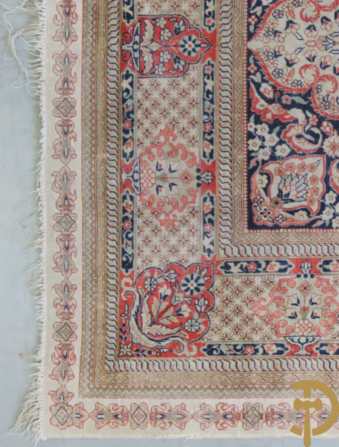 Zijden handgeknoopt tapijt met amfoor en bloemendecor
