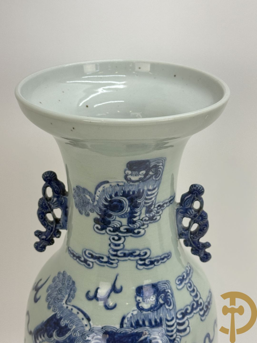 Chinese porseleinen celadon vaas met blauw/wit decor van fo honden