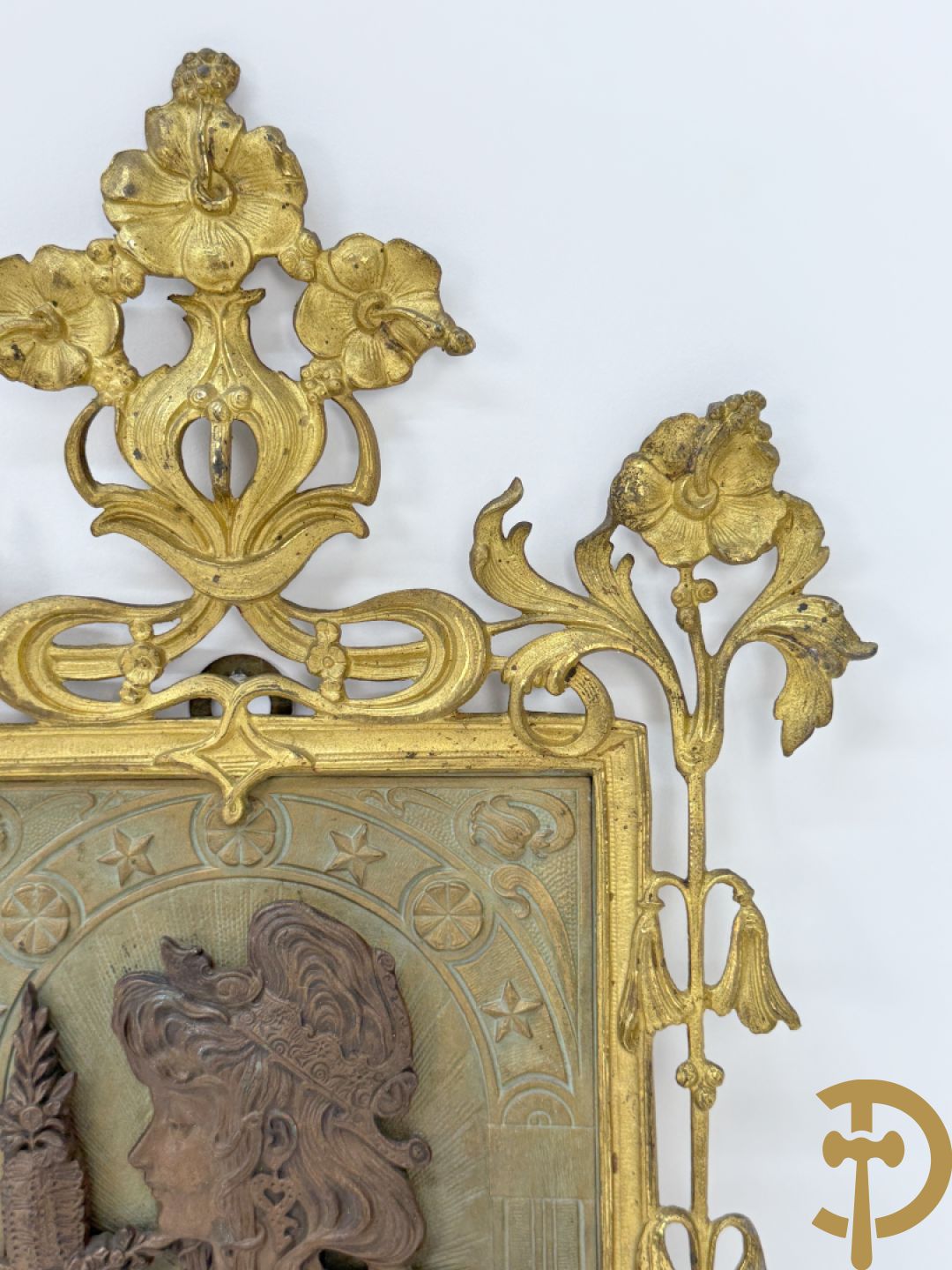 Paar vuurvergulde bronzen basreliefs met elegante dames en Jugendstil motieven