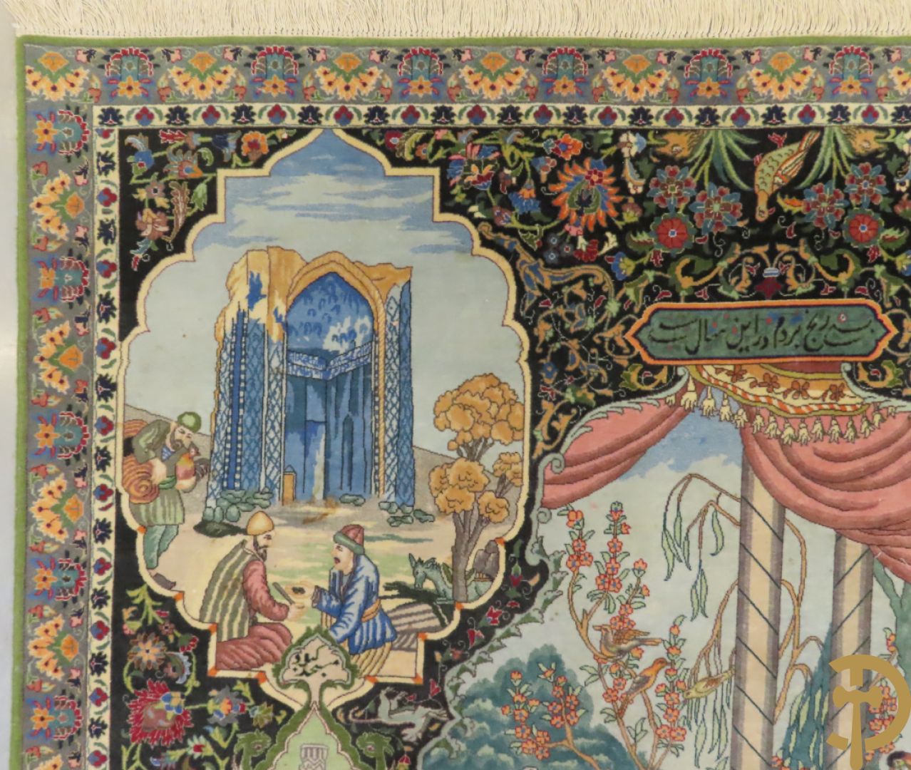 Oosters handgeknoopt tapijt Tabriz met figuratieve voorstelling, centraal met geanimeerde hofscène, omgeven door 4 hoekmedaillons met architecturale afbeeldingen - onderaan en bovenaan getekend