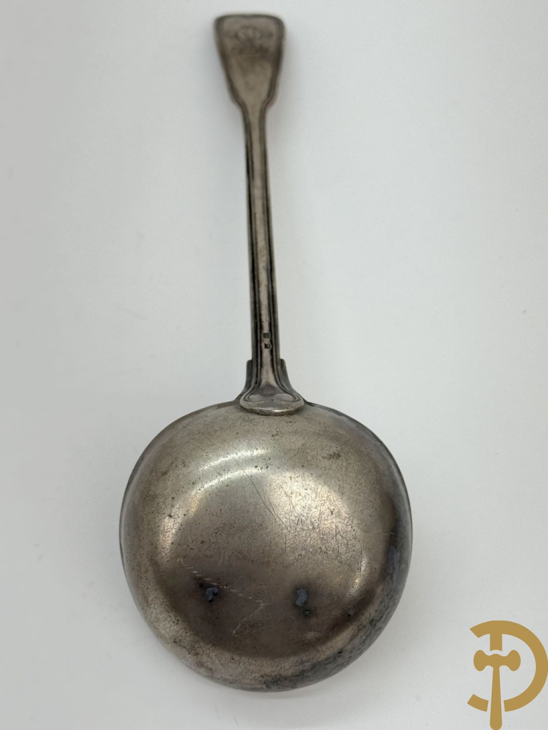 Massief zilveren bestek Louis Philippe model met initialen bestaande uit 13 soeplepels (853 gram), 9 vorken (657 gram), 3 dessertlepels (59 gram) en 1 pollepel (221 gram)