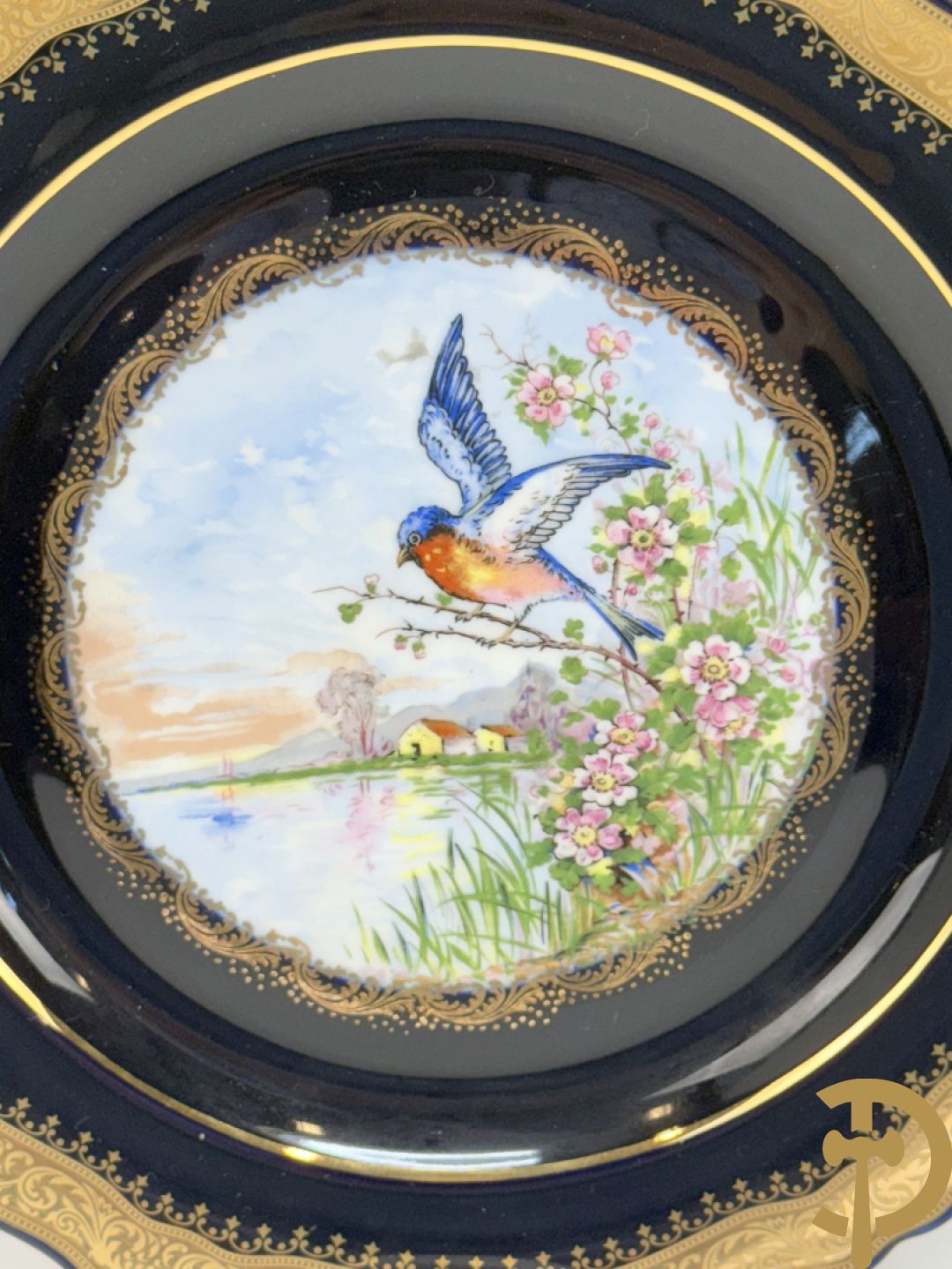 Mooi lot Limoges porselein bestaande uit grote en kleine Medici vaas met bloemendecor, 3 cache pots, bord, 2 coupes, Tas en schoteltje (9 stuks in totaal)