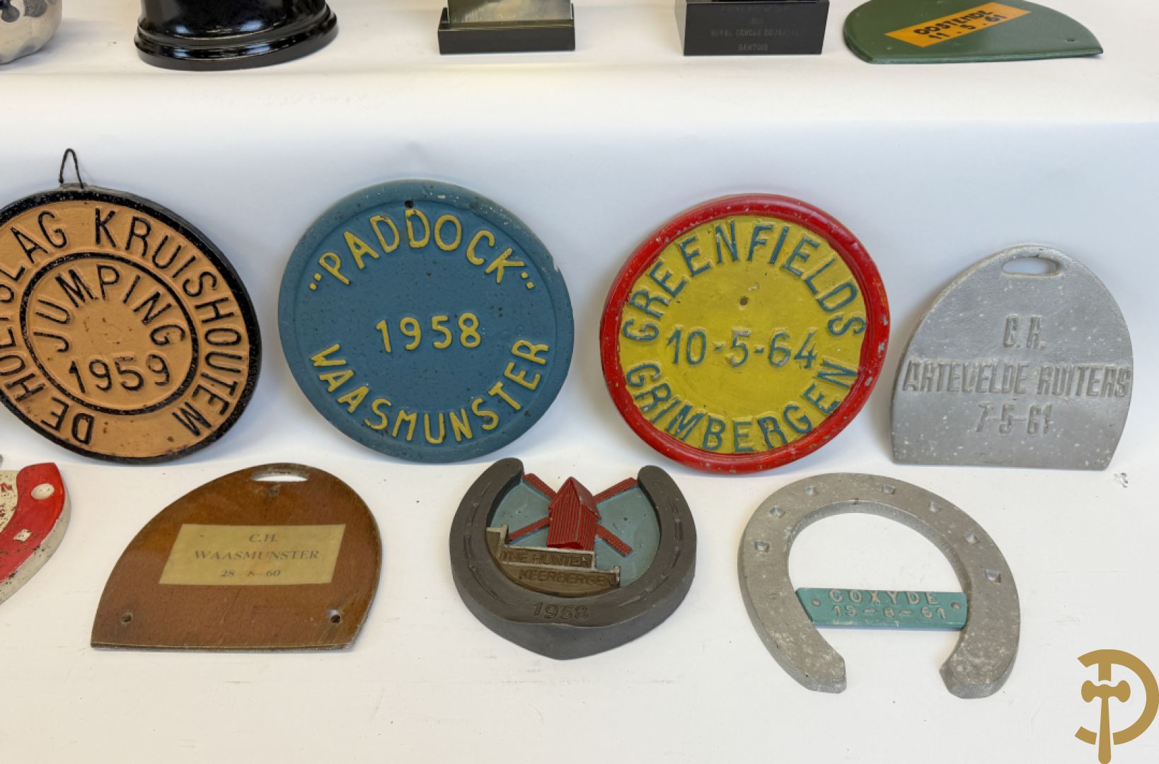 Verzameling memorabilia van paardenrennen, trofeeën en bekers