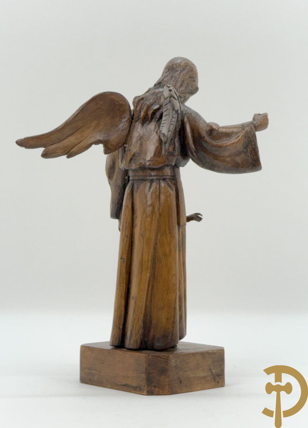 Houtsculptuur van engel met jongeling
