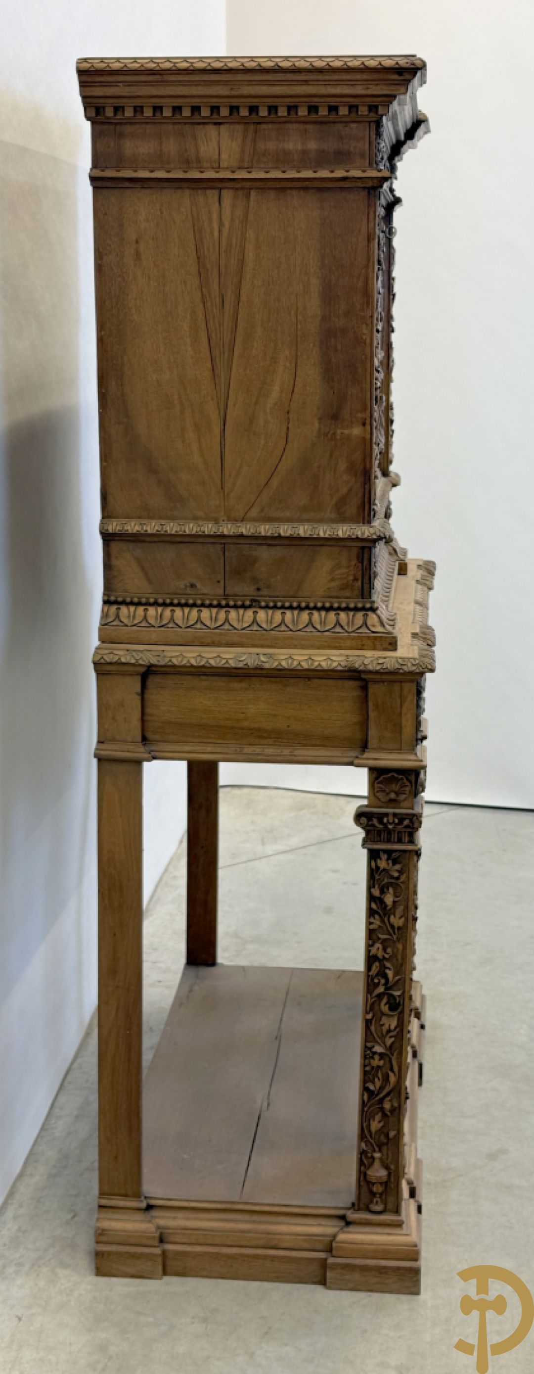 Italiaanse handgesculpteerde Neo Renaissance credance, bovenaan met klep en onderaan met lade - sculptuur van dieren en accanthusranken, gemerkt Venetia