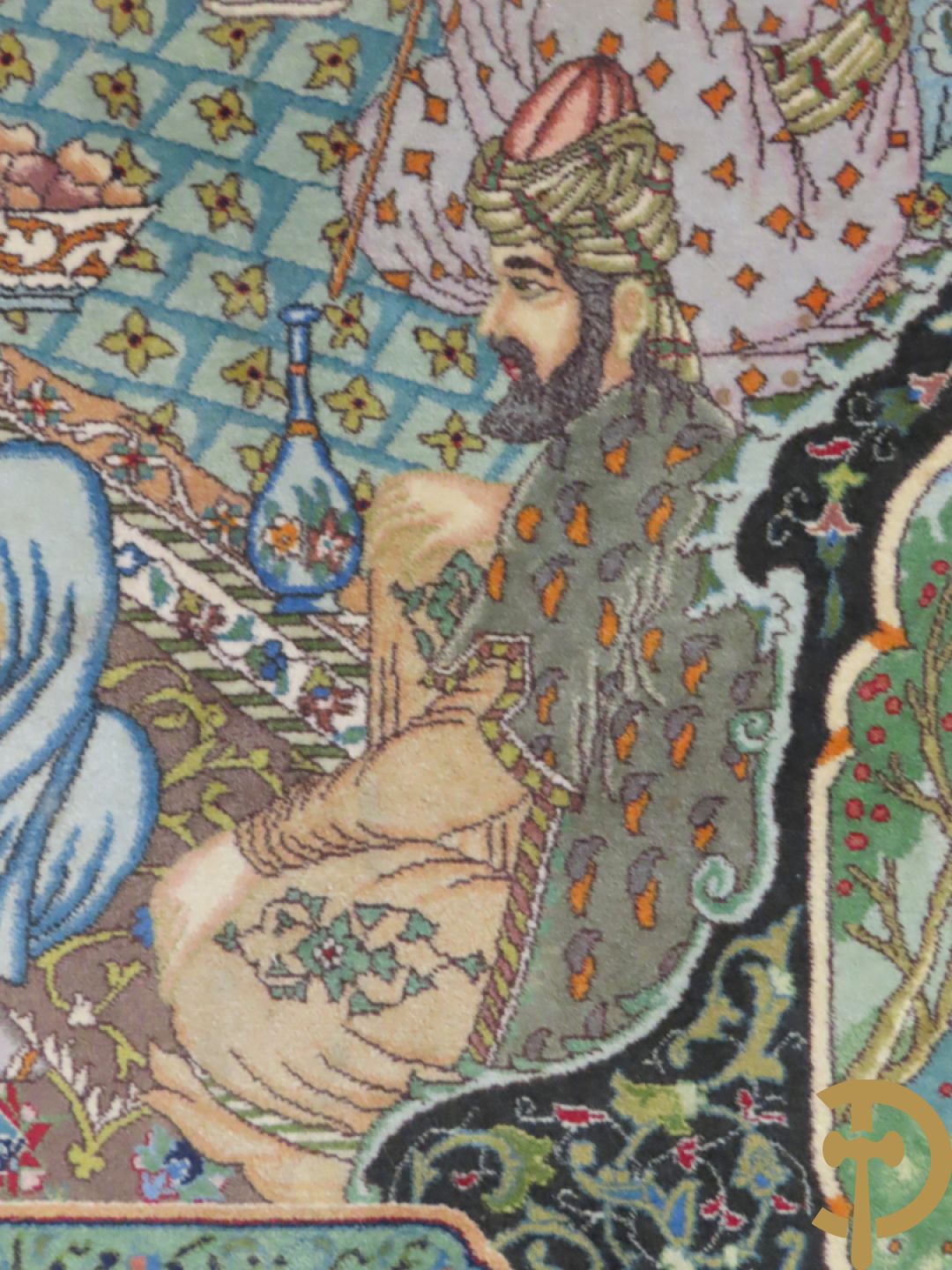 Oosters handgeknoopt tapijt Tabriz met figuratieve voorstelling, centraal met geanimeerde hofscène, omgeven door 4 hoekmedaillons met architecturale afbeeldingen - onderaan en bovenaan getekend